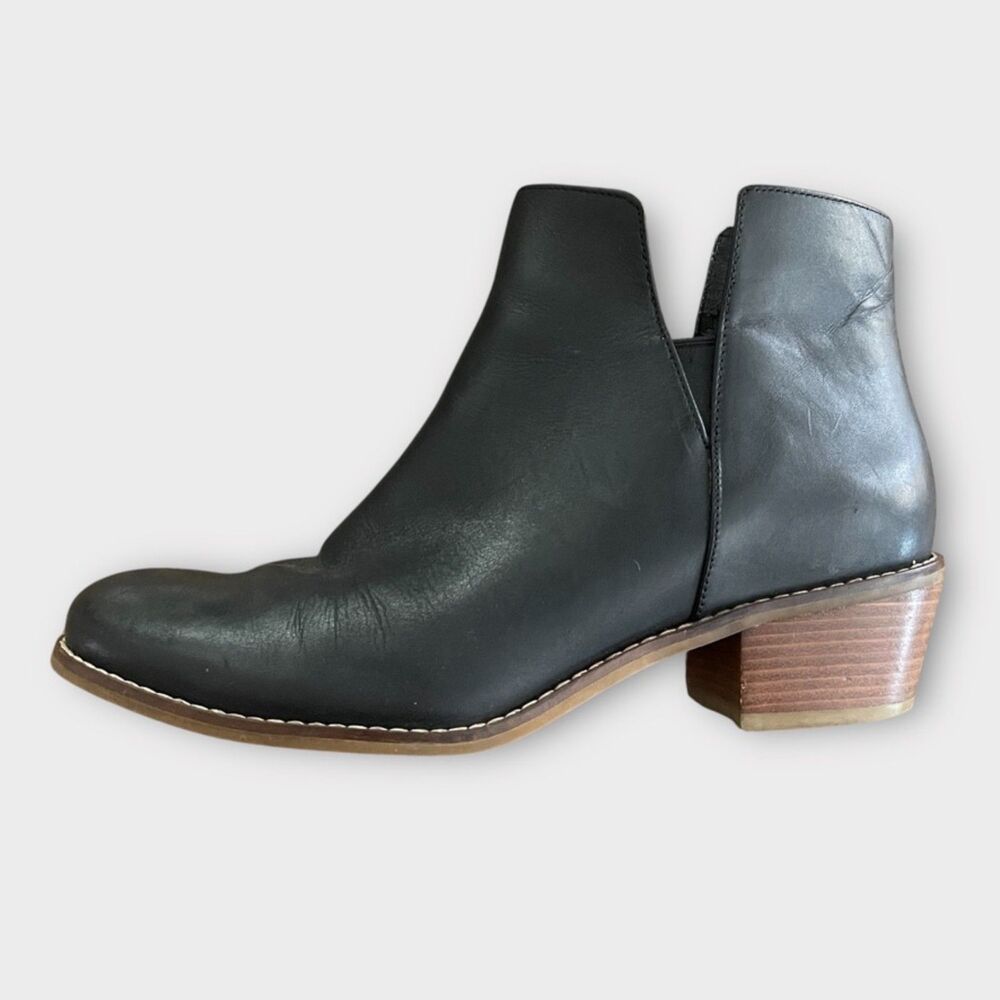 Cole Haan Black Leather Ankle Booties Cutout Heel Sz 8.5 Office Versatile